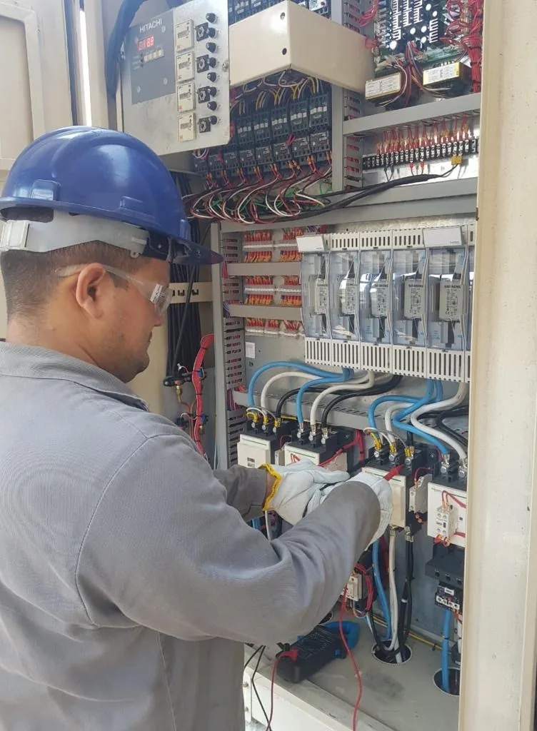 Técnico trabalhando em painel de controle