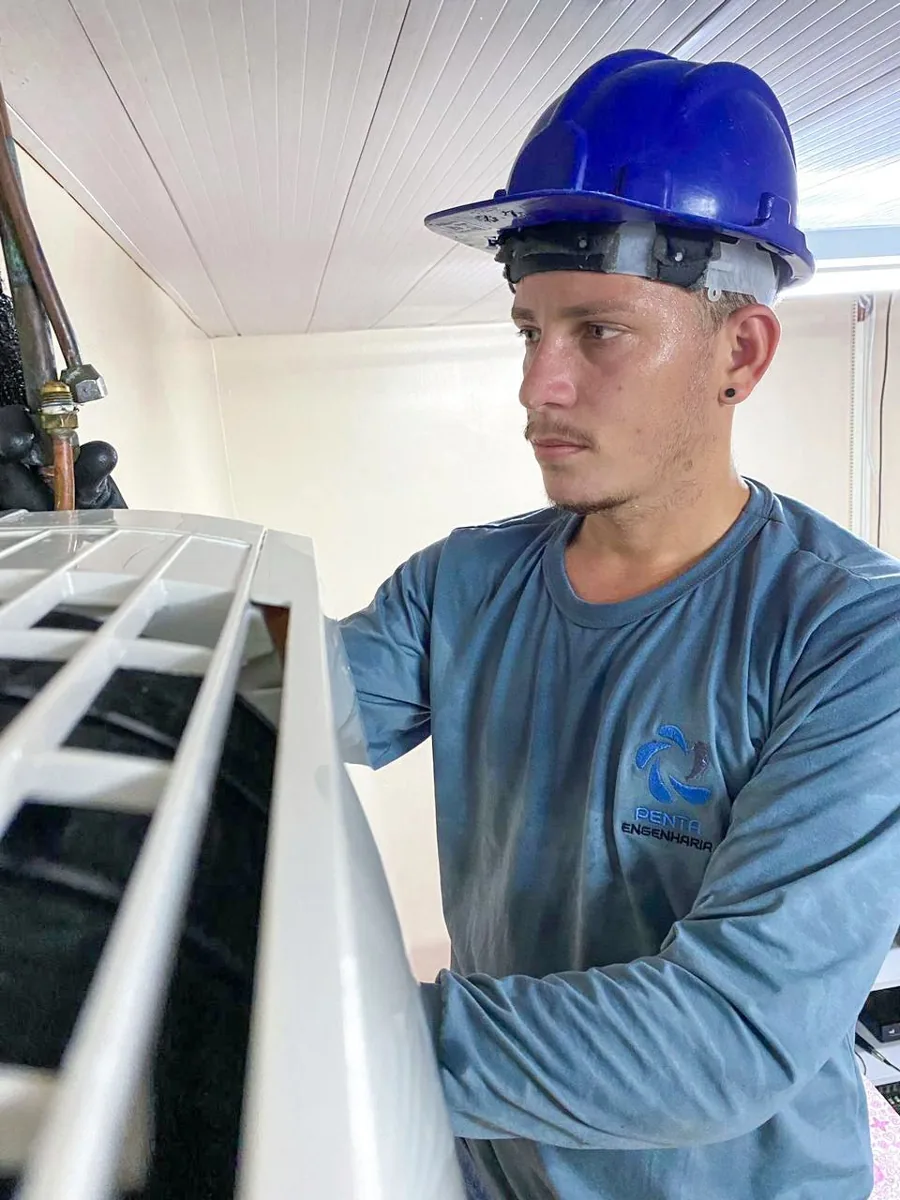 Técnico instalando equipamento de climatização