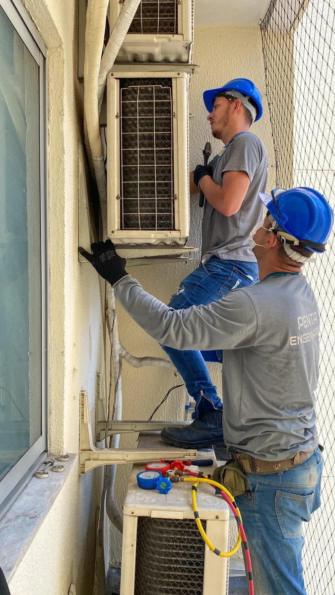 Técnico realizando manutenção em ar-condicionado